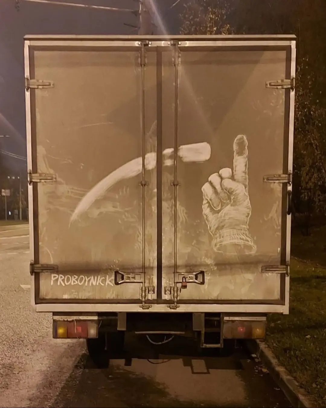 هنرمند روس از گرد و غبار، بوم می‌سازد + عکس