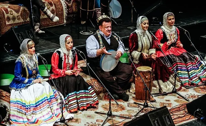 هرگز ایستاده نمیخوانم، به اعضای گروهم هم اجازه نمیدهم حرکات اضافه انجام دهند