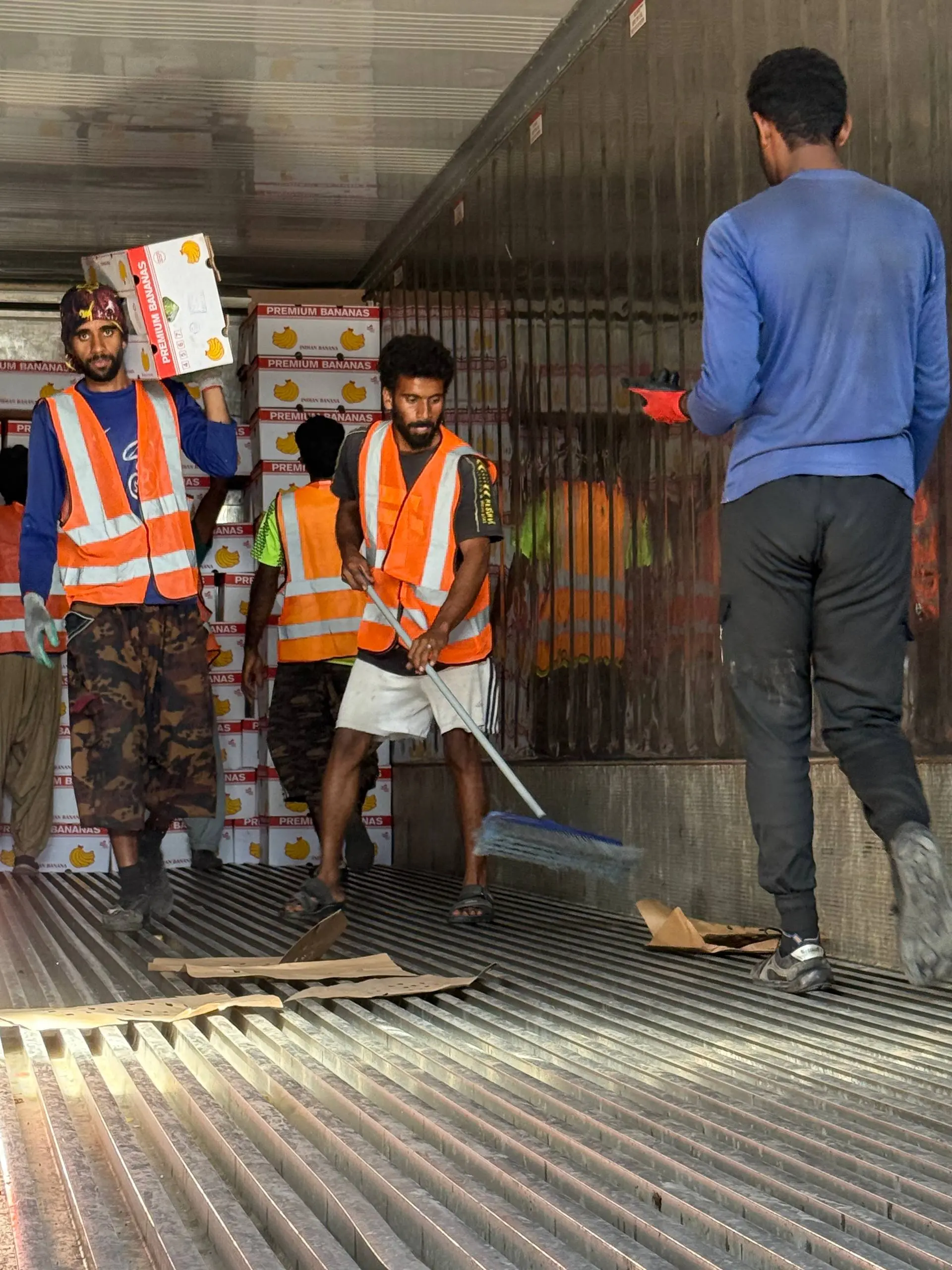 چهارماه بیحقوقی ترخیصکاران بندر/ آرزوی کار در گرمای ۶۰ درجه/ ترکشهای جنگ درست وسط سفرههای تهیدستان خورد!