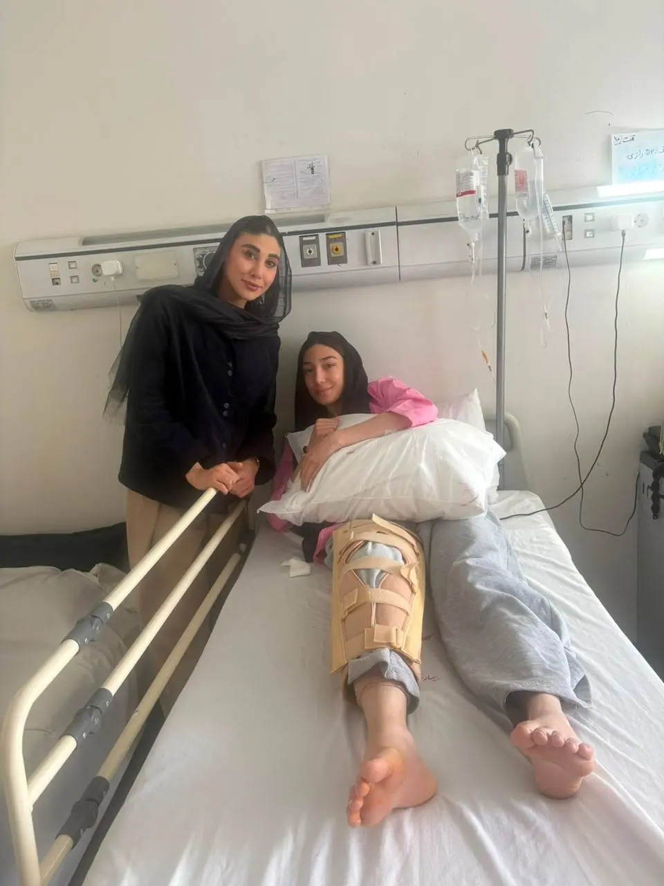 عیادت ناهید کیانی از مبینا نعمت‌زاده پس از جراحی