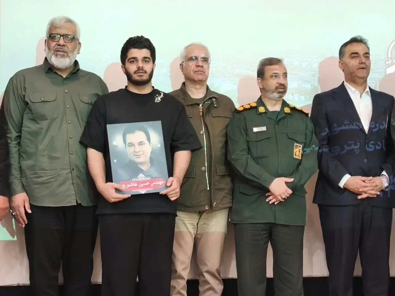تجلیل مدیرعامل فجر انرژی خلیجفارس از خانواده شهدای فجر در مراسم «جانفدا»