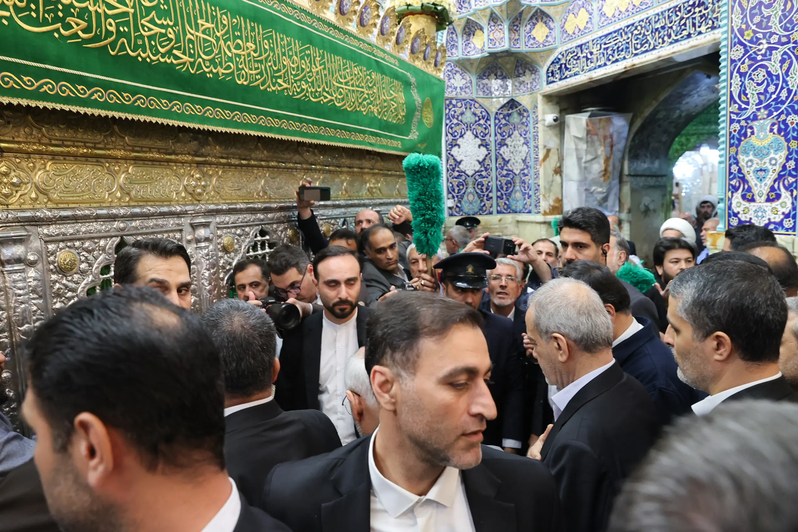  تشرف پزشکیان به حرم مطهر حضرت فاطمه معصومه(س)+ عکس