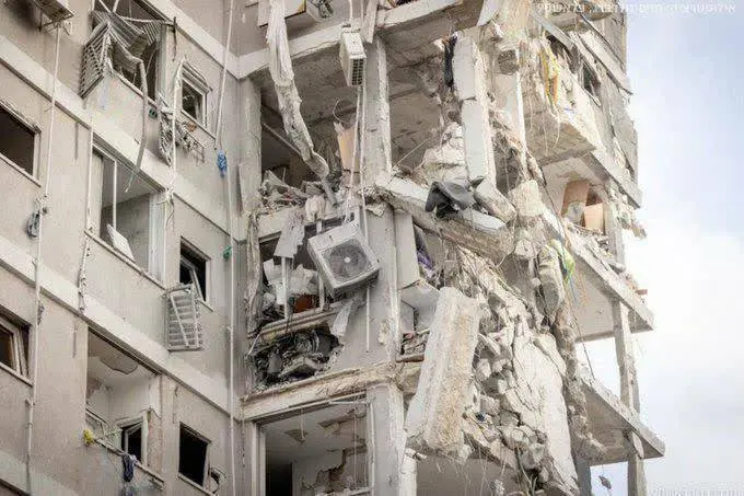 ویرانی در ساختمانی در «رشون لتسیون» تل آویو بر اثر یک موشک ایرانی، در جریان جنگ کنونی + عکس