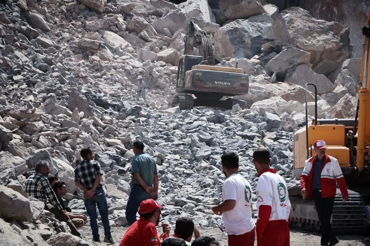 ادامه عملیات امدادرسانی در حادثه ریزش معدنِ شازند/نقطه یابی محل محبوسان در زیر آوار کوه + عکس و فیلم