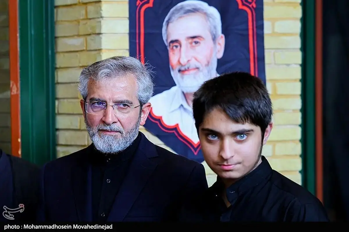 تصویر نوه رهبر شهید در یک مراسم ختم