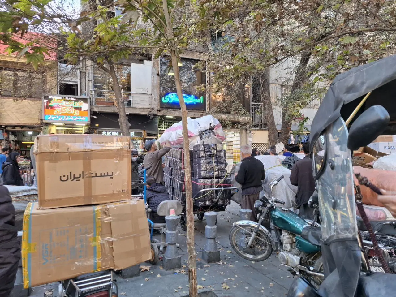 بار سنگین بر دوش نوجوان ۱۶ساله و پیرمرد ۷۰ ساله/ اینجا «چرخ‌های ۲۰ میلیونی» بیشتر از «انسان‌ها» ارزش دارند!