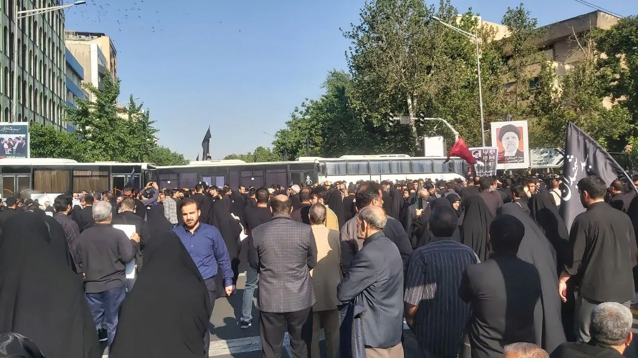 حضور پرشور مردم تهران برای بدرقه رئیس‌جمهور شهید و همراهانش + عکس و فیلم