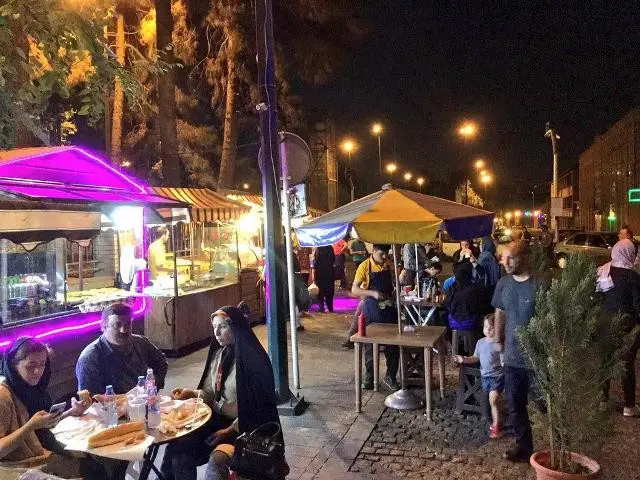 غذاهای خیابانی، پرطرفدار اما آسیبپذیرند/ گردشگری خوراک، محصولی نوپا با خلاقیتی نامحدود در جذب گردشگر است/ حدود ۳۳ درصد هزینه هر سفر صرف خوراک میشود