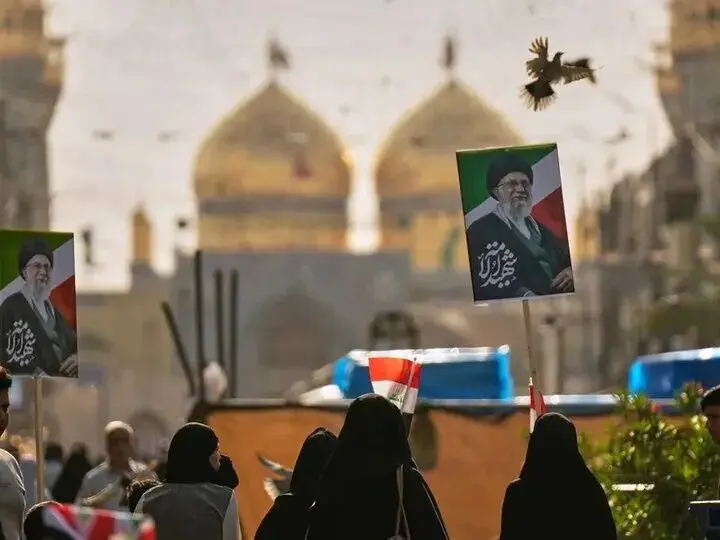 طواف پیکر مطهر رهبر شهید و خانواده ایشان در صحن حرم امام علی (ع) و حرمین کربلا/ برگزاری مراسم اقامه نماز بر پیکرها