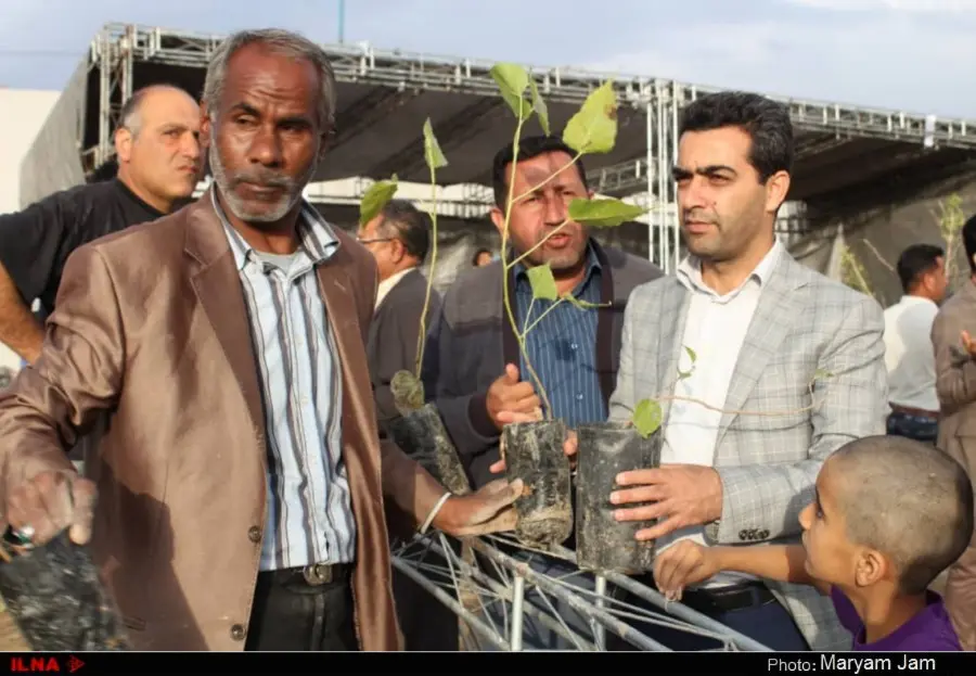 گزارش تصویری از اهدا ۳۰ هزار اصله نهال در اهواز