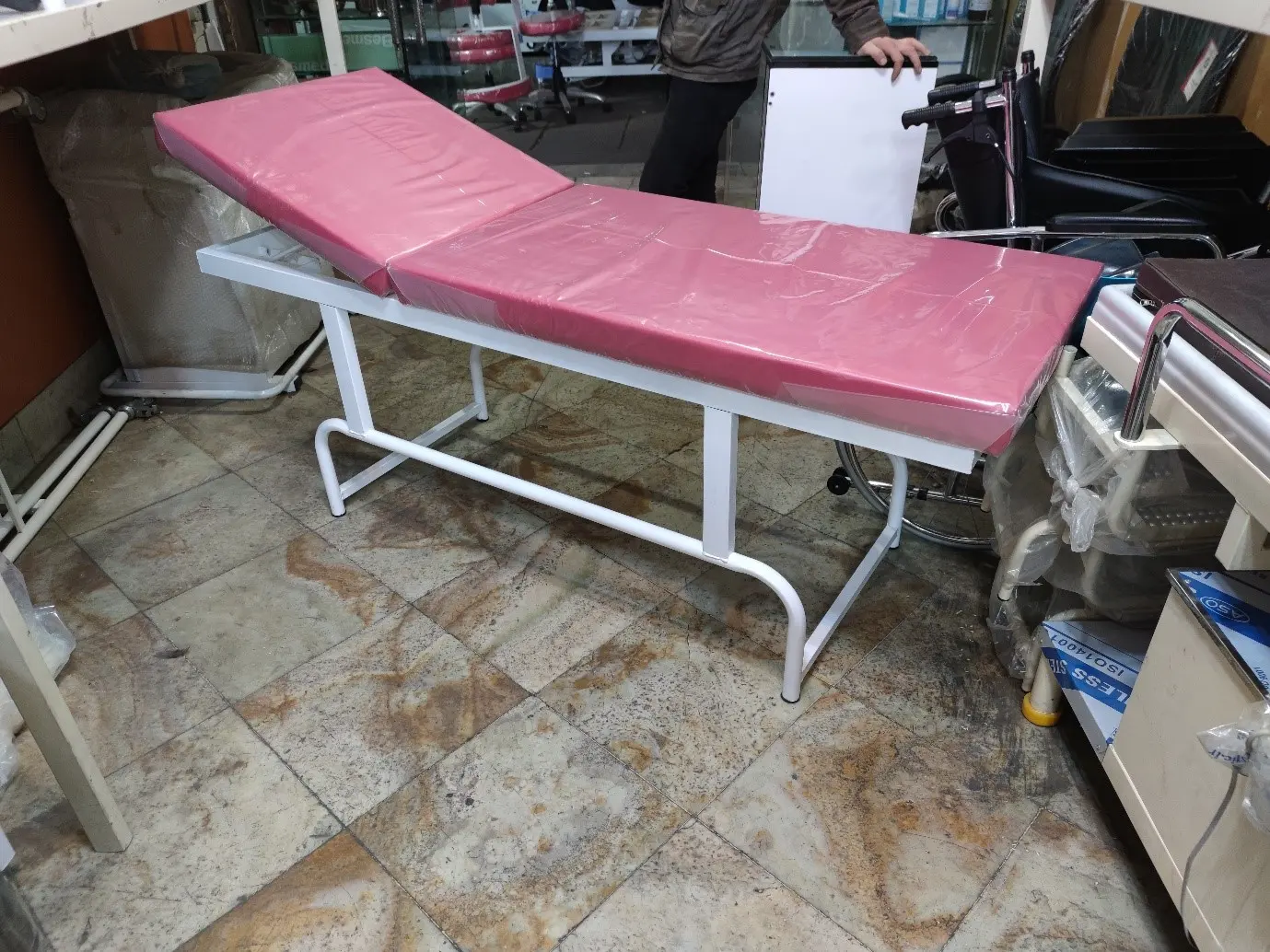 تخت معاینه پایه ثابت و تاشو برقی چه ویژگی هایی دارند
