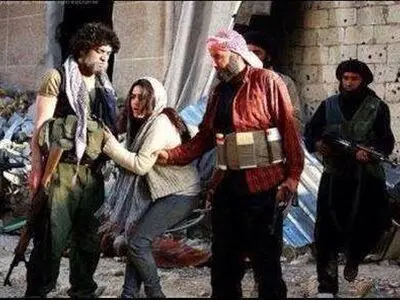 کنیز سفید سر فرمانده داعشی را برید