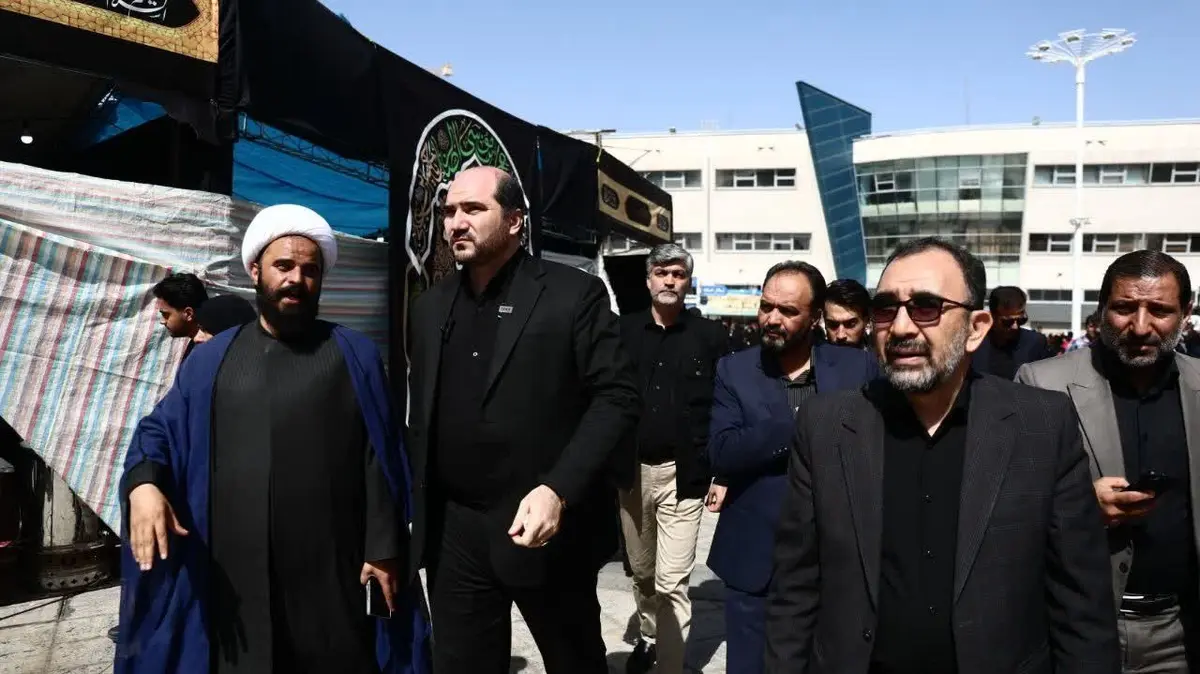 بازدید معاون رئیس جمهور از نحوه خدمت رسانی به زائران در میدان شهدای مشهد