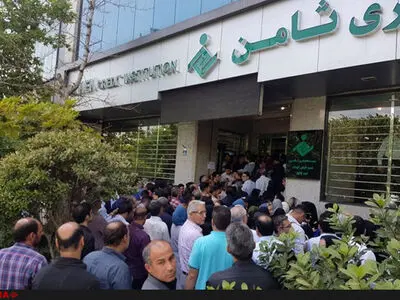 هجوم سپرده‌گذاران موسسه ثامن برای دریافت سپرده‌ها + فیلم