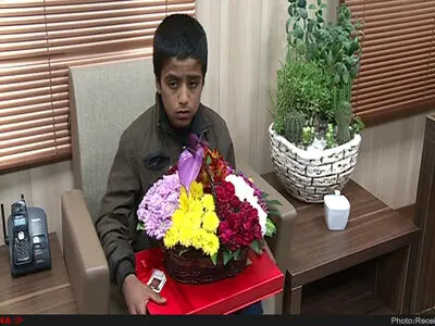 نیروی شهرداری کرمان، کودکان گل‌فروش را مجبور به خوردن گُل‌هایشان کرد!/ واکنش بهزیستی و شهرداری