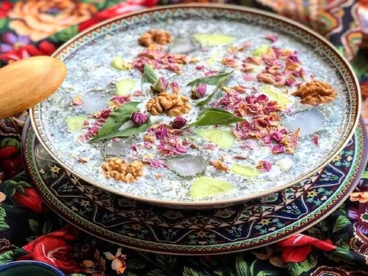 طرز تهیه آب دوغ خیار مجلسی با ترکیب دقیق سبزی آن