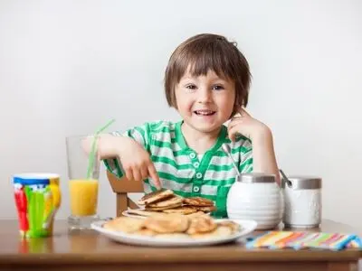 آیا مصرف کیک، بیسکویت و آبمیوه برای وعده صبحانه کودکان مناسب است؟