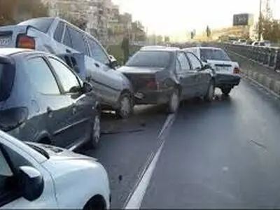 تصادف زنجیره‌ای 14 خودرو در اراک 2 مصدوم بر جای گذاشت 