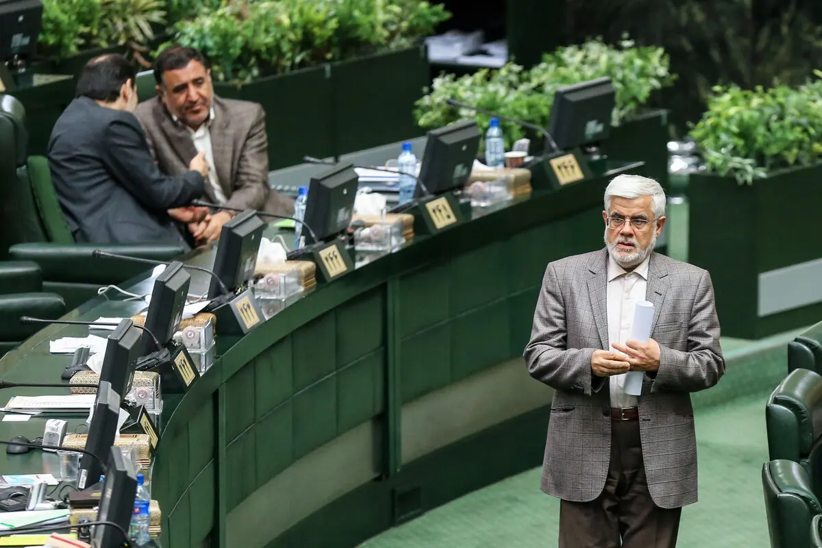استقبال چشم‌گیر نمایندگان از نطق رییس فراکسیون امید / انتقاد نقوی‌حسینی به ازدحام نمایندگان 