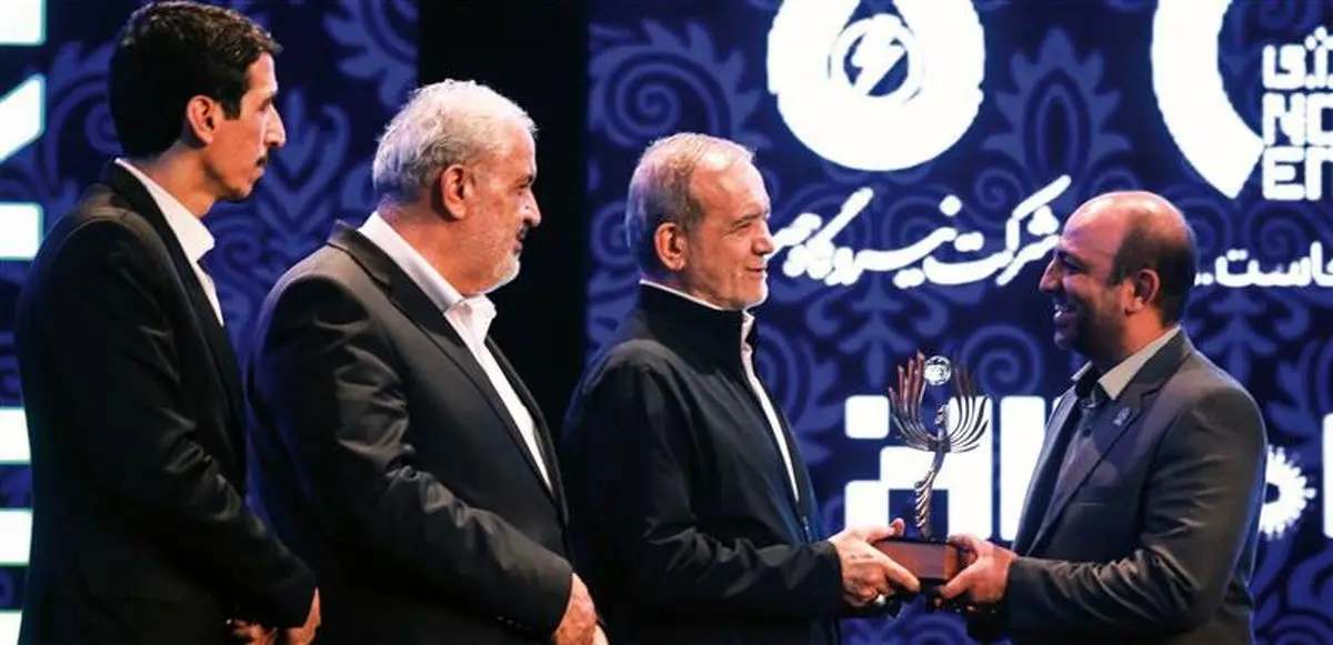 رئیسجمهوری جایزه سرمایهگذار برتر نیروگاههای خورشیدی کشور را به گروه فولاد مبارکه اهدا کرد
