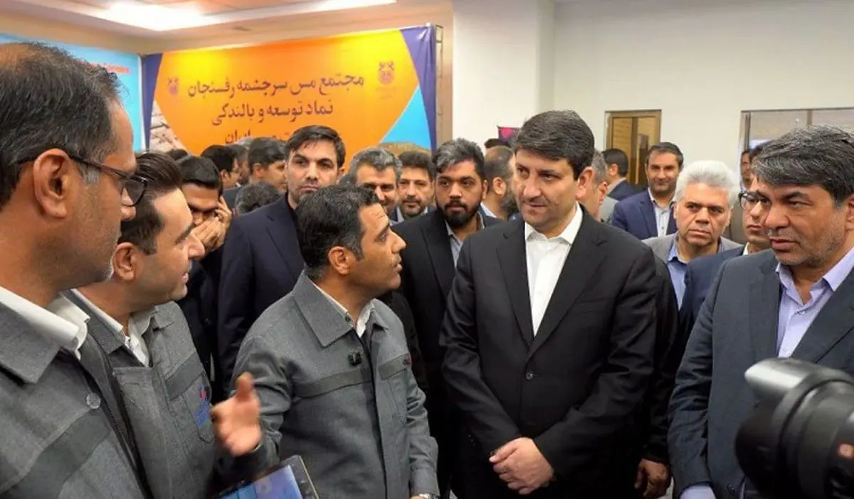 بازدید وزیر ارتباطات و فناوری اطلاعات از غرفه فناوری اطلاعات شرکت معدنی و صنعتی گهرزمین