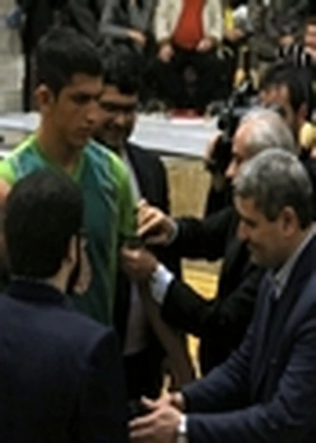 اهداء بازوبند به پهلوان دانش‌آموز مطابق آیین پهلوانی