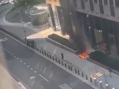 خودسوزی مقابل ساختمان پلیس فدرال و اداره مهاجرت آمریکا