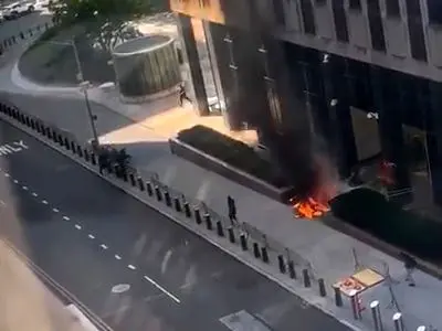 خودسوزی مقابل ساختمان پلیس فدرال و اداره مهاجرت آمریکا