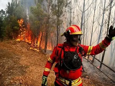 جنگ نجاتگران هلال احمر با آتش در خوزستان