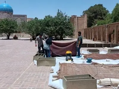فرش‌های تاریخی مجموعه «شیخ احمد جام» آفت‌زدایی شد