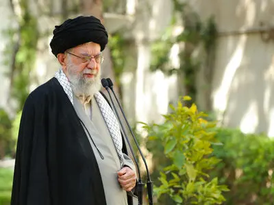 قائد الثورة: على المسؤولین أن یتابعوا بجدیة مسألة تسمم الطلاب