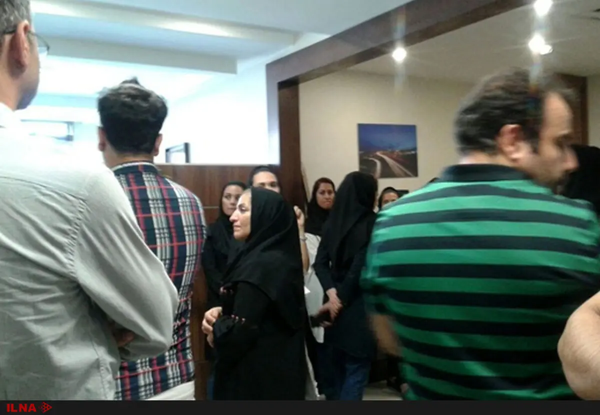 تجمع خبرنگاران گروه مجلات همشهری مقابل دفتر مدیرعامل