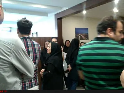 تجمع خبرنگاران گروه مجلات همشهری مقابل دفتر مدیرعامل