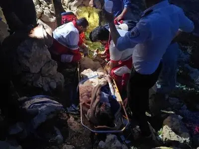 امدادگران چهارمحال و بختیاری به کوهنورد محلی گرفتار در ارتفاعات تنگ چزقون امداد رسانی کردند