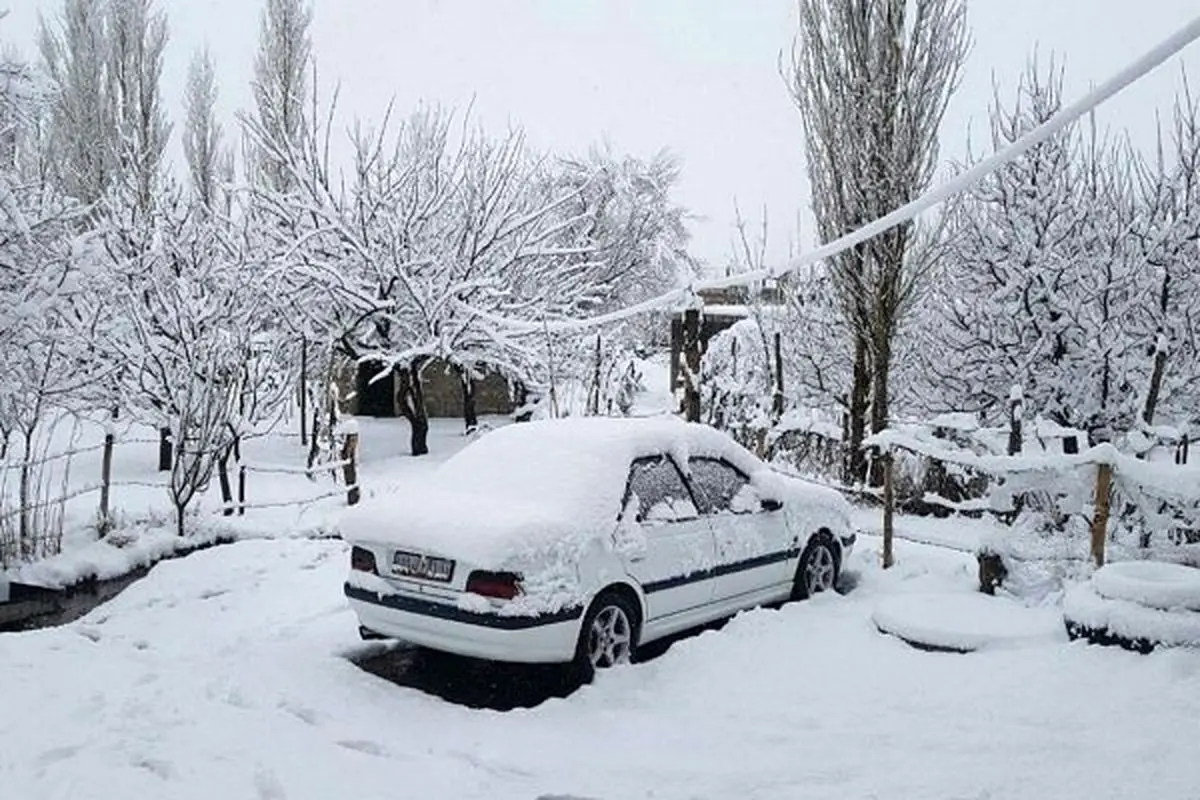 بارش برف راه ۶۰ روستای شهرستان ازنا را مسدود کرد / مدارس بخش جاپلق در نوبت عصر تعطیل شد