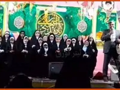 ویدیویی عجیب از حمله یک جوان به مجری یک برنامه در نجف آباد/فیلم