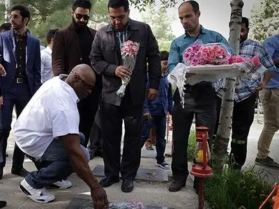 حضور رونی کلمن در بهشت‌زهرا