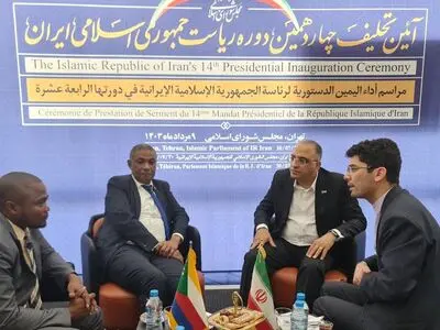رئیس مجلس کومور وارد تهران شد