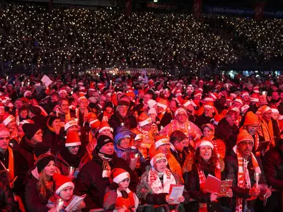 کریسمس ویژه: ۲۸۵۰۰ هوادار در استادیوم فوتبال (عکس)