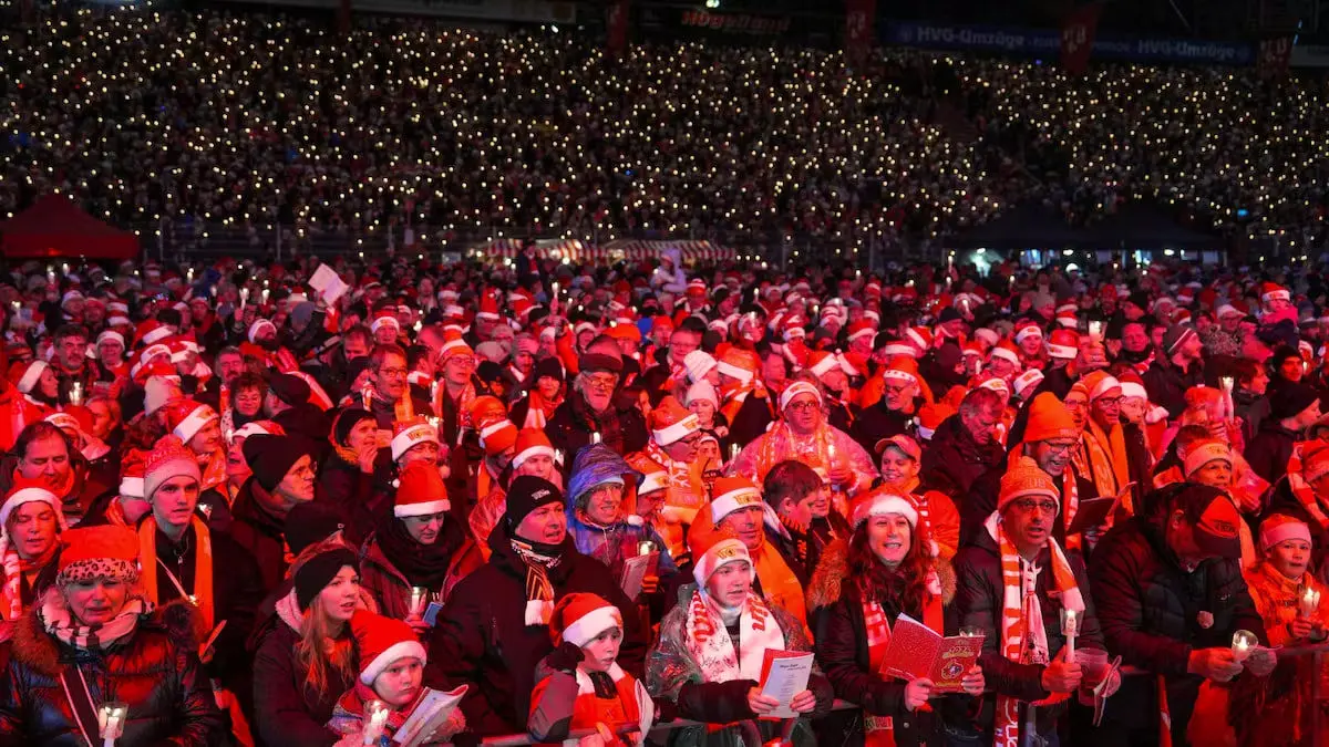 کریسمس ویژه: ۲۸۵۰۰ هوادار در استادیوم فوتبال (عکس)