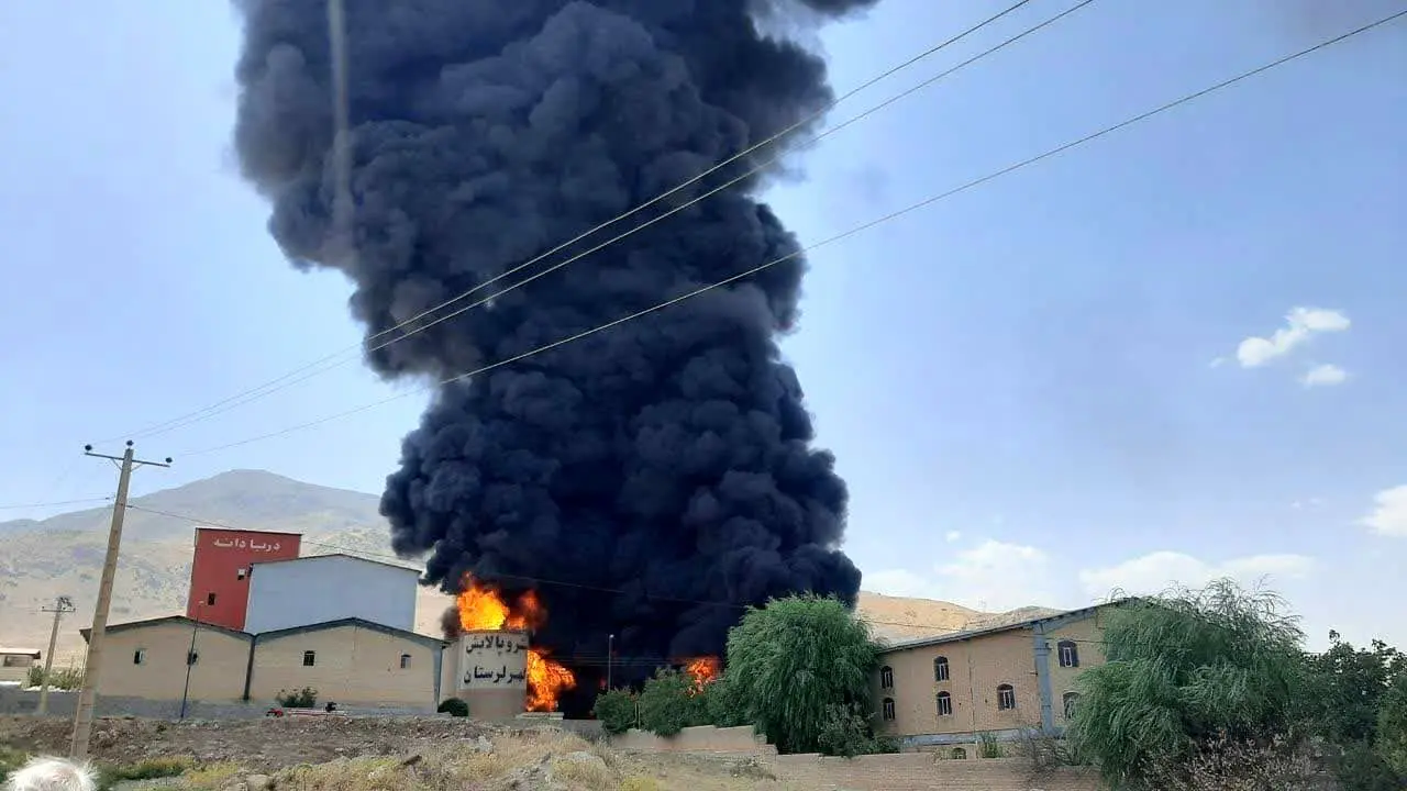 تمام نیروها برای مهار آتش کارخانه پترو پالایش گهر بسیج شده اند