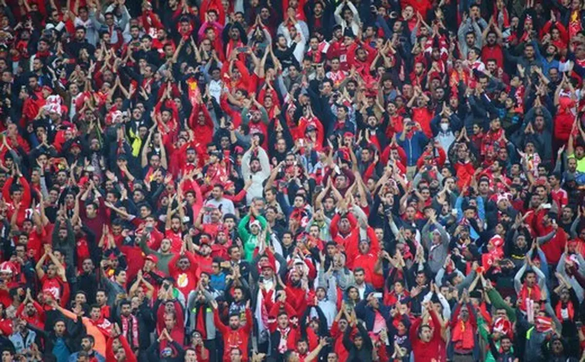 حمله به هواداران پرسپولیس مقابل هتل (ویدیو)