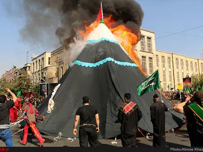 مراسم عزاداری و خیمه سوزان روز عاشورا در بازار تهران