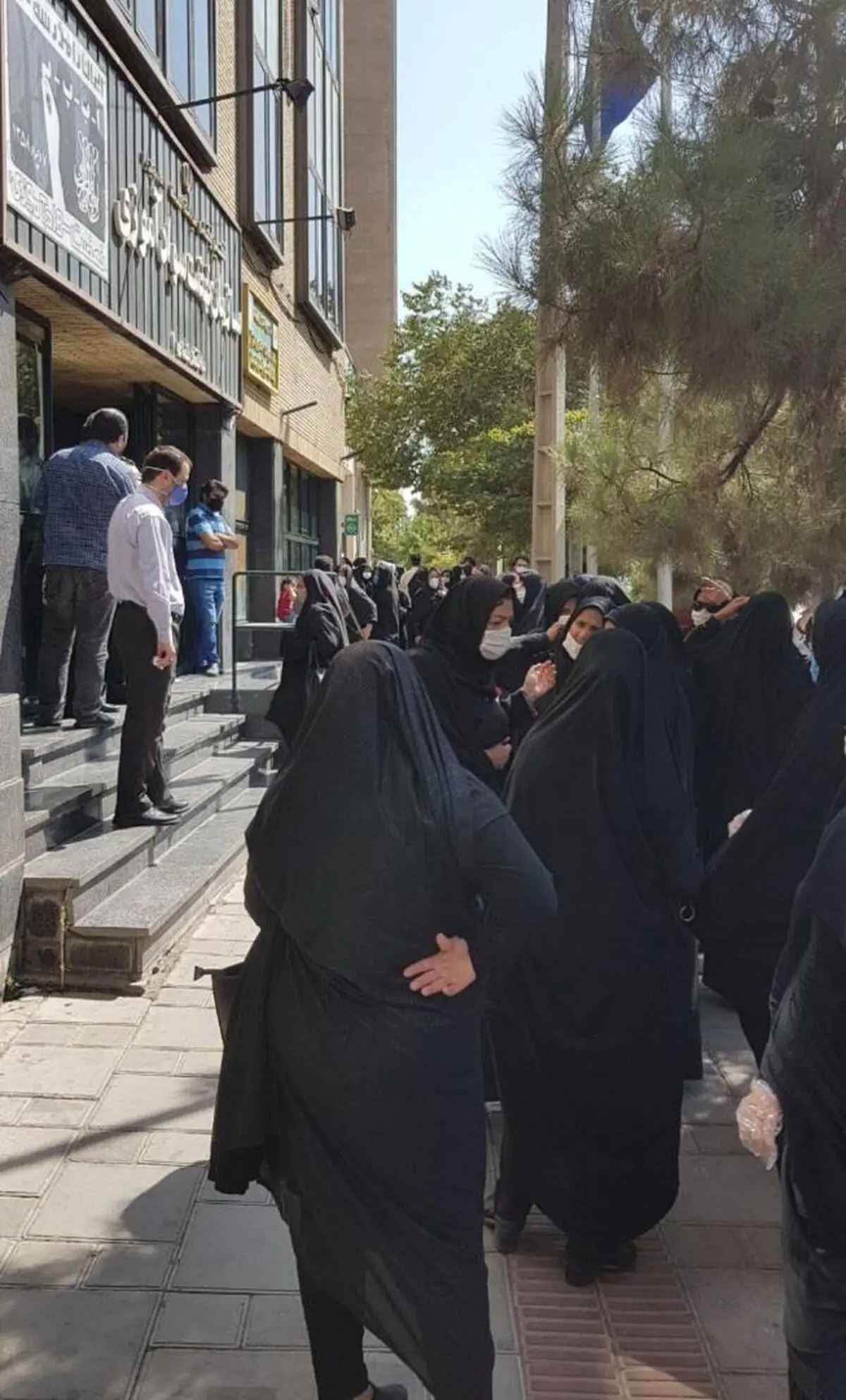 راه دانشگاه فرهنگیان را بر آموزش دهندگان نهضت سوادآموزی نبندید/ سال‌ها سابقه تدریس داریم