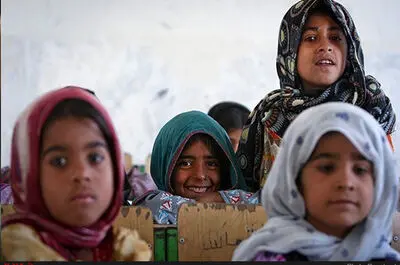 فقر موجب بازماندن و ترک  تحصیل برخی از دانش آموزان  قلعه‌گنجی می شود/کارگران فصلی منطقه توان خرید کیف و کفش فرزندان شان  را ندارند