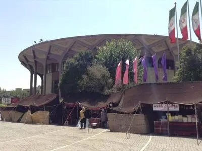 اعتراض مرضیه برومند به برپایی سیاه‌چادر در محوطه تئاترشهر/چرا مسئولان شهرداری اینقدر کج‌سلیقه هستند؟