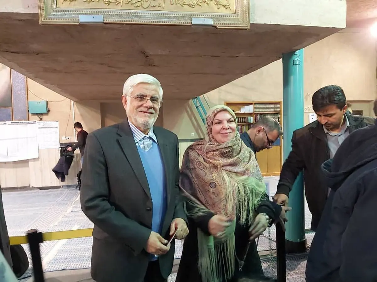 عارف به همراه همسرش در انتخابات شرکت کرد