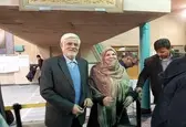 عارف به همراه همسرش در انتخابات شرکت کرد