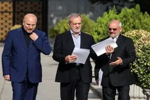 قرار نیست در کشور یک دولت مستقر باشد و دولت دیگری هم به نام صدا و سیما مقابل آن فعالیت کند