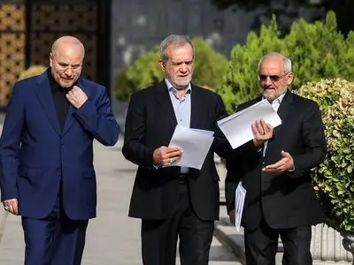 قرار نیست در کشور یک دولت مستقر باشد و دولت دیگری هم به نام صدا و سیما مقابل آن فعالیت کند